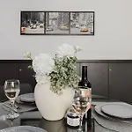 アパート Lovely Penthouse In St Paul's By Homely セント・ポールズ・ベイ