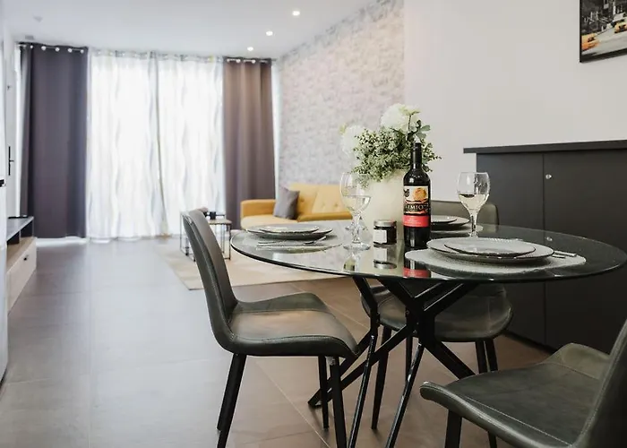 Lovely Penthouse In St Paul's By Homely *