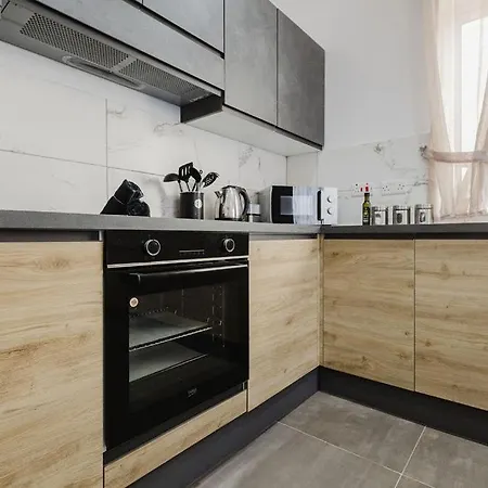 Lovely Penthouse In St Paul's By Homely شقة *