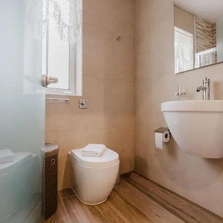 Lovely Penthouse In St Paul's By Homely شقة *